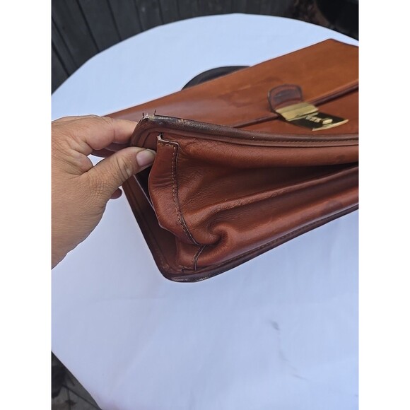 Coach Vintage Leather briefcase with gold buckle and two pockets. - Picture 4 of 14